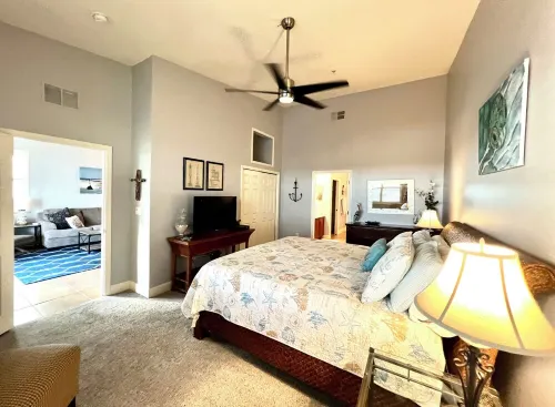 Turtles Nest - Corner Penthouse with Gorgeous Sunsets and Lake View