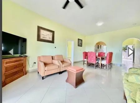 Simby D'lo A Presidential House Spectacular View.Pack up your luggage n move in.