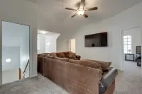 Blue Manor Luxury Home *15 min. from Airport*