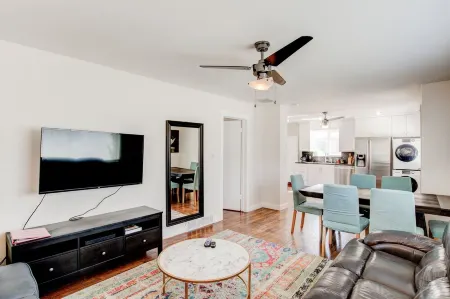 Anna's Alley Cute top floor 3 BD/ House Heart of SLC Отели в г. Мюррей