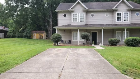 Quiet Getaway in Perfect location... Plenty of room for friends and family Отели рядом с достопримечательностью «Университет Северная Каролина в Шарлотт»