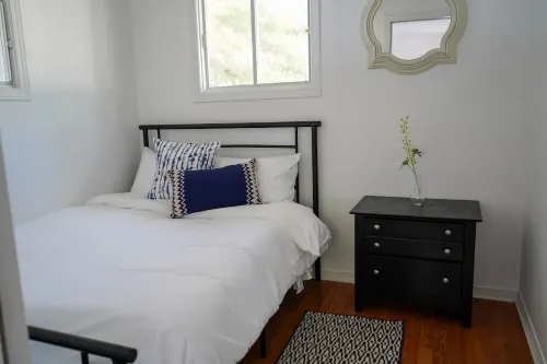 Beautiful Lakefront Cottage with Hot Tub Hotel di Front of Yonge