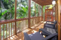2B/1B Cabana AC and steps to the beach! With sparkling pool & Starlink Wifi
