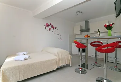 >>CHARMING 1 BEDROOM APARTMENT 100m FROM SUNSET BEACH, FREE PARKING<< Hotels in 