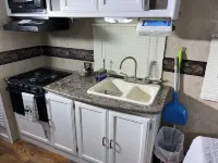 Comfortable RV_Self Check-in, freeWIFI, Free parking, full kitchen, bathroom.