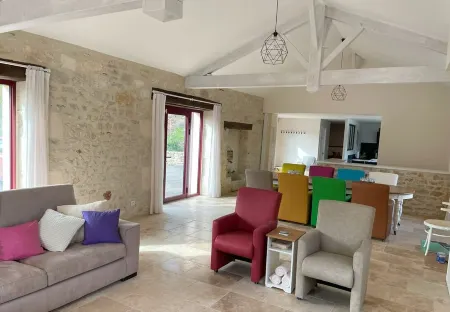 Near Floressas the completely renovated old watermill Le Roussenq-Moulin Neuf Отели в г. Флоресса