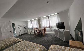 SnoozeDen Westmead – Windsor Castle & Legoland