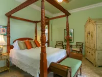 Villa Delfina- Private Beach! Spacious 5 Bedroom Villa in Lower Peter Bay! Hotels in Central