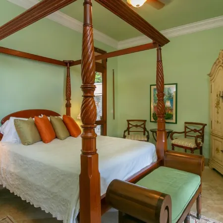 Villa Delfina- Private Beach! Spacious 5 Bedroom Villa in Lower Peter Bay! Отели в г. Сентрал