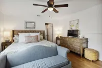 Unique Southend. 5BR. Dipping Pool! Old Tybee Charm at its finest!