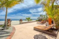 Beachfront Estate Sleeps 12! Walk Everywhere in Los Barriles with Pool & Spa