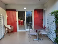 Appartement T2 Avec Patio et Piscine au Bord du Golf