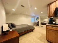 Modern 3 Bedroom Townhome, 3.5 Bathrooms, 2 Cars Garage with Level 2 EV Charging Hotel in zona Council Tree Library