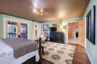 Lake Front, Beautiful views, Gentle slope to Lake, Hot tub, Close to Downtown.