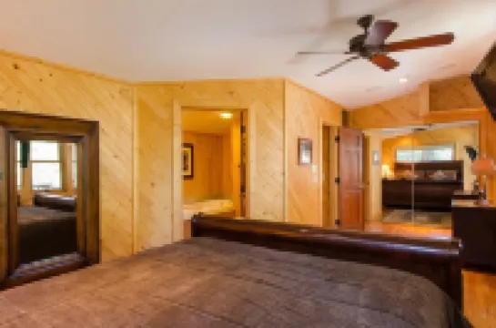 Fabulous Cabin Block away from<br>Private Beach