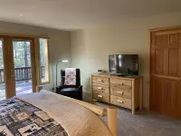 Spacious 3100 sq ft sleeps 10: 4 bd 3 bath Ping Pong Game Rm and jacuzzi bathtub