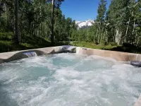Beautiful private Telluride retreat with amazing views, new hot tub, free WIFI.