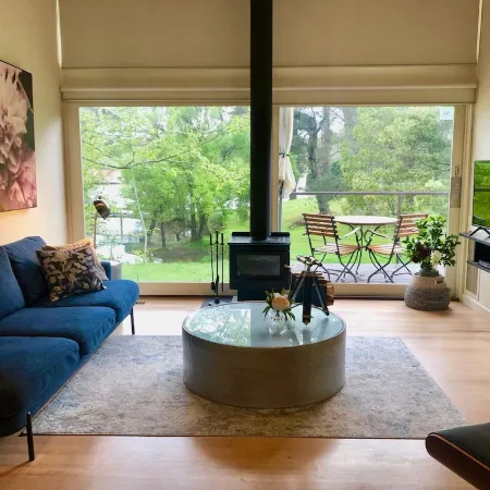 Daylesford Lake Villa 1 ...lake frontage and pet friendly