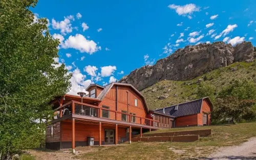 Cabin With Room for Everyone