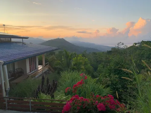 Fabulous 4Bd/4BA at Low Rates, Views, Pool, Wifi, Near Beaches, Cafes, Dominical Hotels in Savegre