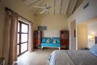 Postcard Perfect Getaway! Roof top pool and amenities
