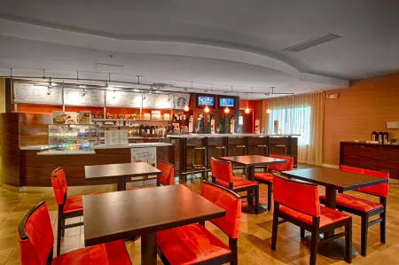 Courtyard Wall at Monmouth Shores Corporate Park Отели в г. Хауэлл