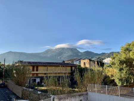 Super Standing and quiet apartment with terrace Отели в г. Кальви