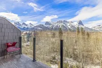 M6- sleeps 15, 5BR + 4.5BA+Hot-tub, AC, garage townhome, Canmore