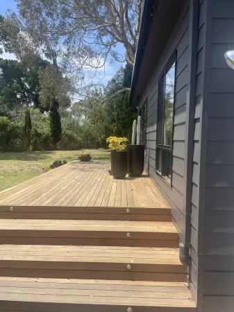 Somers Holiday House - Across the road from the beach Отели в г. Сомерс