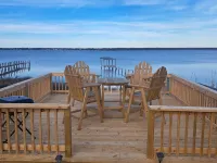 Bella Vista - Waterfront Getaway, Kayaks, fishing & Close to Topsail Beaches! Hotels in Stump Sound