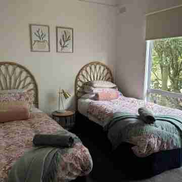 Village Retreat, Metung - Cosy Fireplace for Winter! Rooms