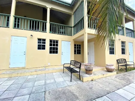 Escape the Cold During the Holidays & Stay at Conrads! A Tropical Getaway! Отели в г. Cedar Grove