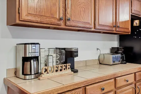 Forest Retreat, Hot Tub, Near Red Rocks.