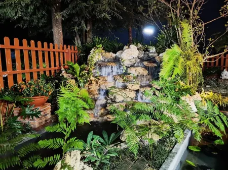 Charming Thai Lanna style house in the country side of Chiangmai.Relaxing garden Отели в г. Район Сан Кампхэнг