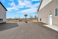 Entire Home, Sleeps 18, Private Outdoor Hot Tub, Pool Table, Near Ski Resorts Hotels in West Haven