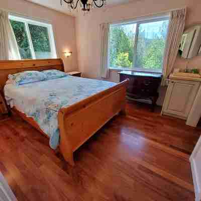 Waterfront 5 bedroom unit in house on Hotel Lake, Garden Bay B.C. Rooms