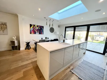 Modern home with parking + large garden Отели рядом с достопримечательностью «Crystal Palace Museum»