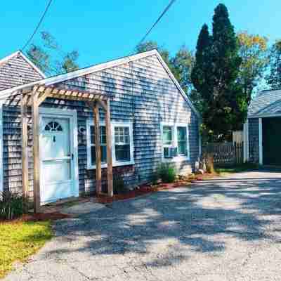 West Dennis Central - 5 bed, 3 bath, 2 kitchen huge yard!Two hot tubs! Hotel Exterior