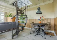 Rural four-person holiday home with a fantastic view. Hotels in Holwerd