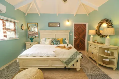 Modern 1 Bedroom: "Garden Suite" Amazing Views on Luxury Villa