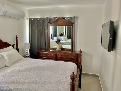 New 3 BR/2BA Apartment with A/C, wifi and pool! Hotel a 