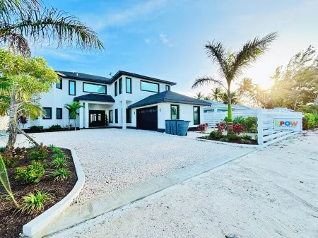 KPOW on the Beach - Brand New 5 bedroom Luxury Beachfront House! Отели в г. Steventon