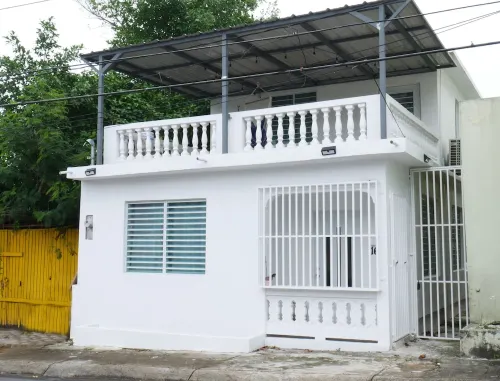 Puertas pal Sol - 5 min from the beach. 1 BR 2nd story Apt with a huge balcony Hotels in Luquillo