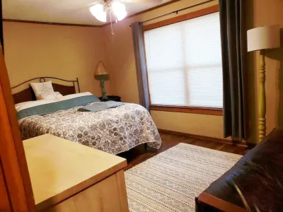 Cozy Lakefront Getaway at Lake Palestine