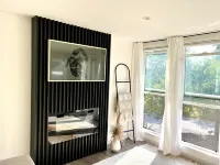 Stylish lakeside neighborhood cottage w/hot tub.