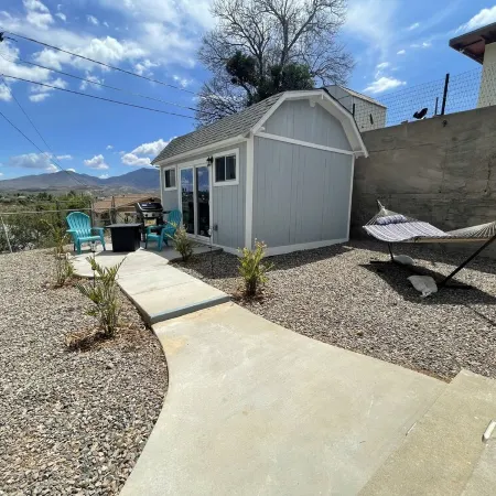 Bright 3 bedroom, 2 bath home; game room w/ arcade machines - basketball machine