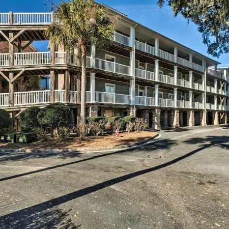 3rd-Floor Riverfront Condo Walk to Downtown Eats!