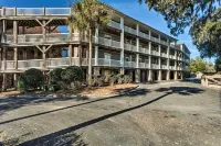3rd-Floor Riverfront Condo Walk to Downtown Eats! - Wifi