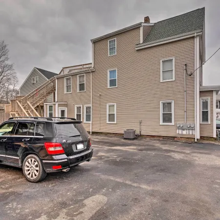 Cozy Third-Story Apartment in Dtwn Brockton!