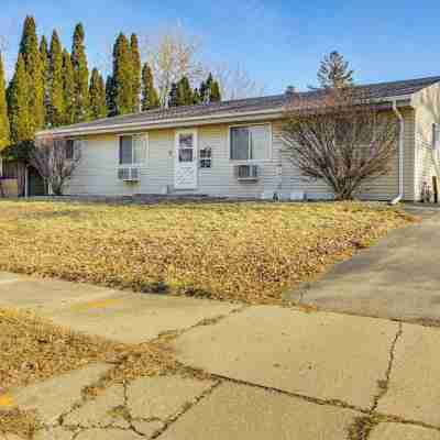 2 Mi to Dwtn Green Bay: Ideally Located Townhome! Hotel Exterior
